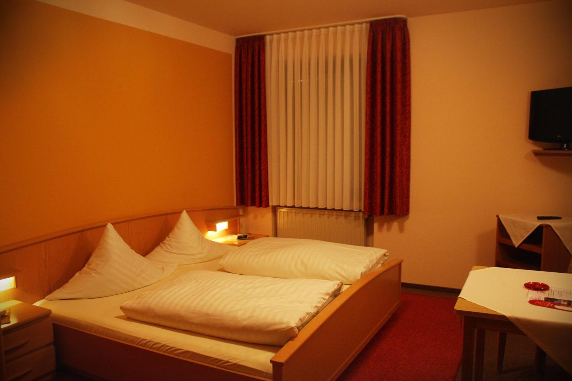 Hotel Drei Kronen Бургунштадт Экстерьер фото